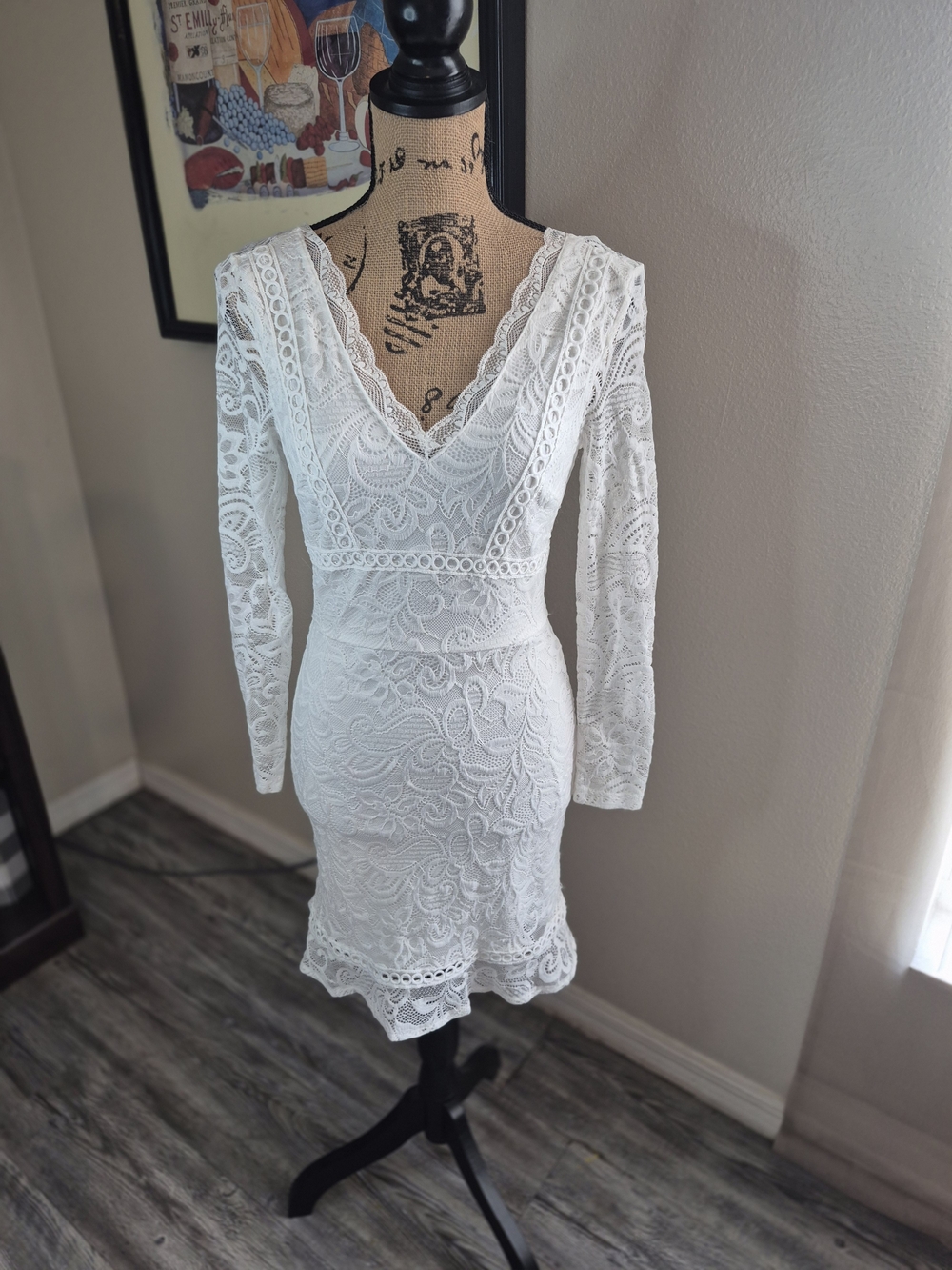 Elegant White Lace Long-Sleeve V-Neck Dress